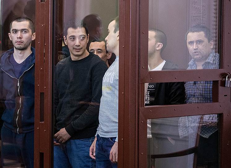 Подсудимые по делу о создании террористической организации совершившей теракт в Петербургском метро в 2017 году перед началом первого судебного заседания 