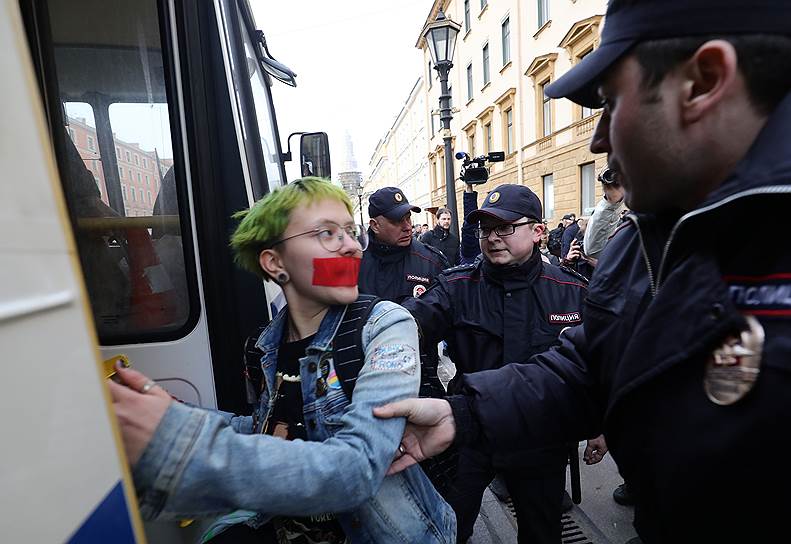 Задержание активистов несогласованной акции ЛГБТ в центре Петербурга