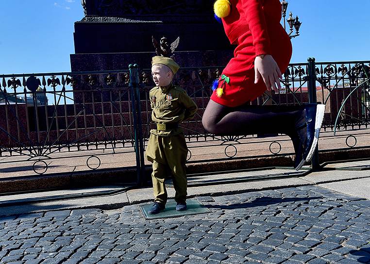 Дети на Дворцовой площади после военного парада 9 мая