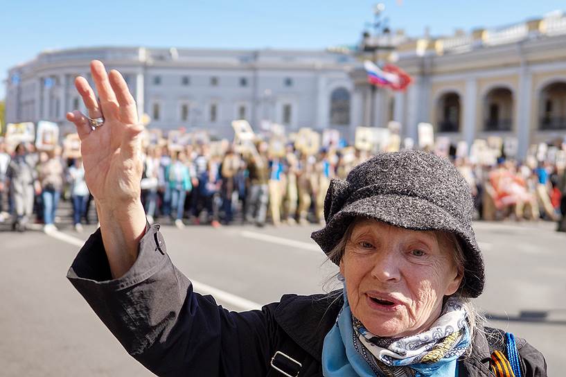 Участница акции памяти &quot;Бессмертный полк&quot; во время шествия по Невскому проспекту
