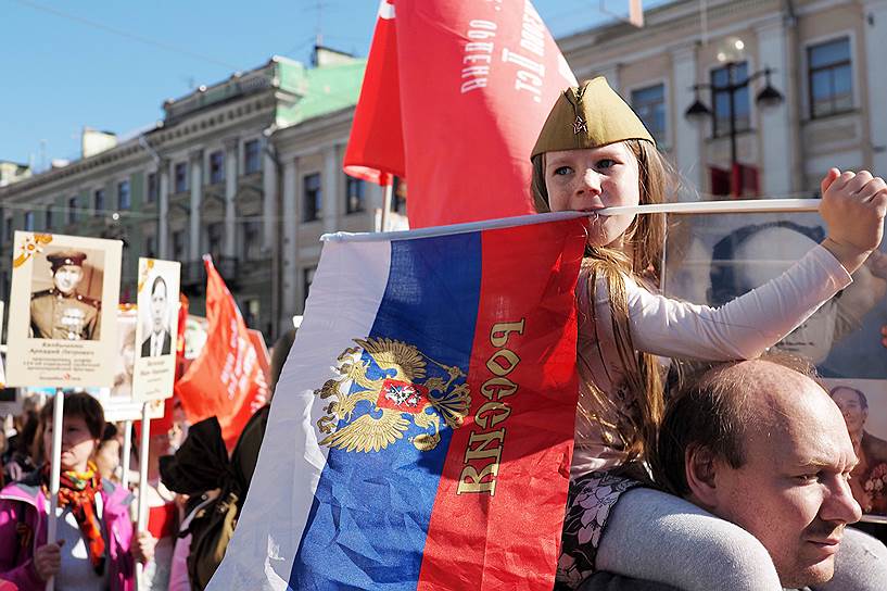 Участники акции памяти &quot;Бессмертный полк&quot; во время шествия по Невскому проспекту