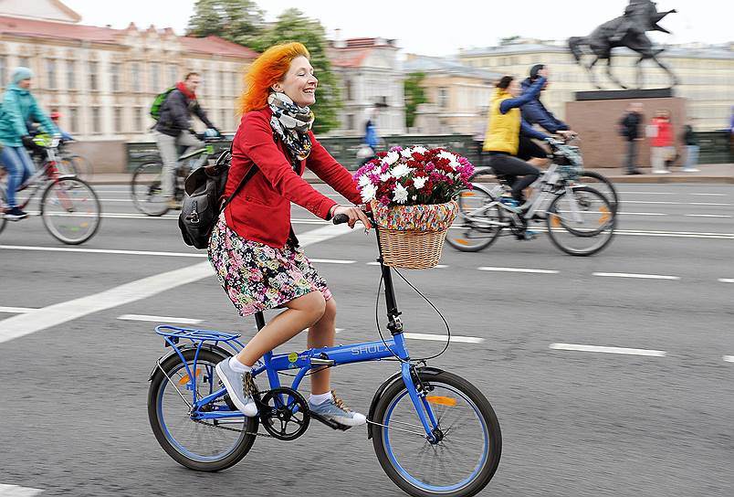 Участники велопарада на Невском проспекте в День города