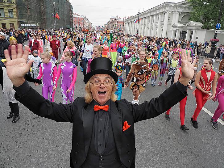 Участники циркового парада на Невском проспекте во время празднования Дня города