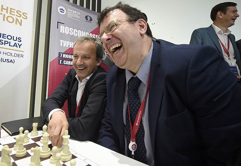 Председатель фонда &quot;Сколково&quot;, президент Международной шахматной федерации (FIDE) Аркадий Дворкович (слева) и российский шахматист Владимир Крамник (в центре) во время турнира Roscongress Cup 