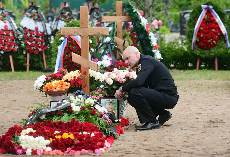Похороны моряков-подводников, погибших на глубоководном аппарате Военно-морского флота России 1 июля в Баренцевом море