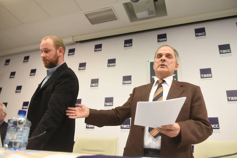 Ноябрь 2015 г. Олег (слева) и Никита (справа) Мельниковы во время пресс-конференции по ситуации вокруг птицефабрики «Синявинская»