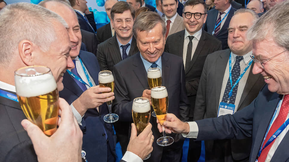 IX Петербургский международный газовый форум. Председатель совета директоров ПАО &quot;Газпром&quot; Виктор Зубков (в центре) во время осмотра стенда немецких коллег празднующих &quot;Октоберфест&quot;