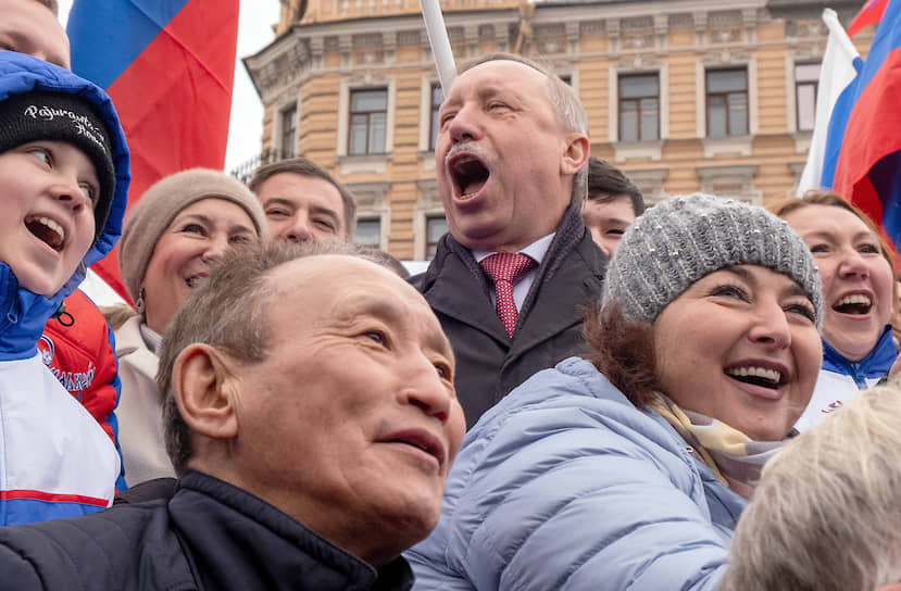 Губернатор Санкт-Петербурга Александр Беглов (в центре) во время посещения фестиваля обычаев и традиций народов России в День народного единства у БКЗ &quot;Октябрьский&quot;