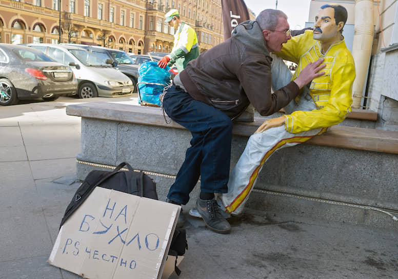 Нетрезвый мужчина обнимает пластиковую фигуру музыканта Фредди Меркьюри на Невском проспекте