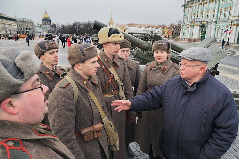 Выставка исторической и военной техники на Дворцовой площади. Волонтеры в форме времен Великой Отечественной войны