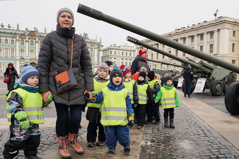 Группа детей с воспитателем на выставке исторической и военной техники на Дворцовой площади