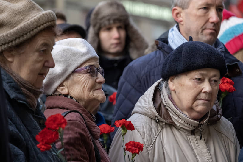 Участники торжественного траурного митинга и церемонии возложения цветов к мемориальной доске &quot;Героизму и мужеству ленинградцев&quot; по адресу Невский пр.14