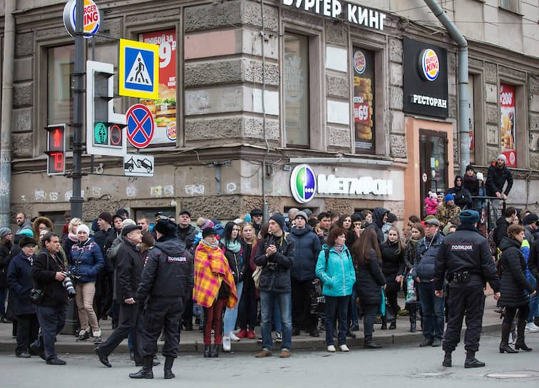 После теракта работа городского метрополитена была полностью остановлена, а петербуржцы помогали друг другу добираться до своих домов