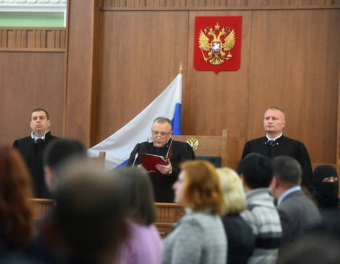 В декабре прошлого года тройка судей Второго Западного окружного военного суда приговорила обвиняемых к длительным срокам. Они получили от 19 лет лишения свободы до пожизненного