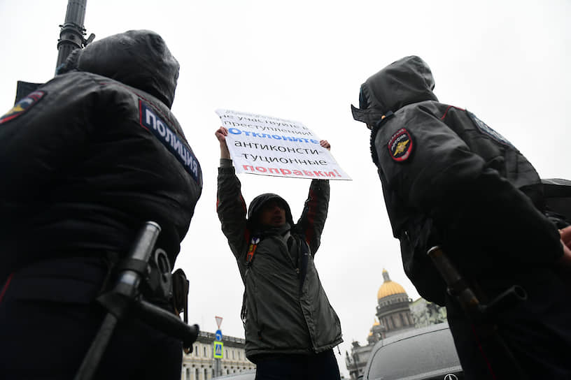 Задержание участника одиночного пикета перед заседанием ЗакСа во время заседания городского парламента по принятию поправок в Конституцию РФ 
