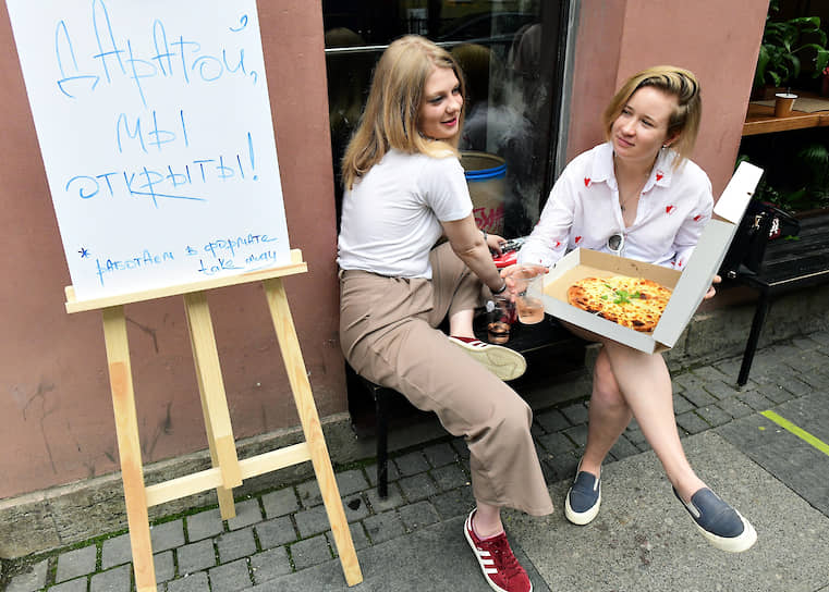 Девушки заказали еду на вынос в грузинском ресторане во время ограничений на работу ресторанов в связи с пандемией коронавируса COVID-19