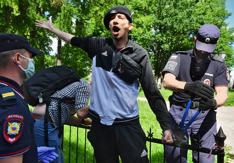 Активист приковал себя наручниками возле здания Первого Западного окружного военного суда в знак протеста против  приговора Юлию Бояршинову и Виктору Филинкову