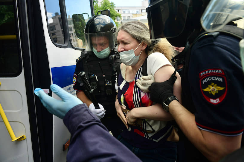 Задержания сотрудниками полиции активистов протестующих возле Первого Западного окружного военного суда против приговора Юлию Бояршинову и Виктору Филинкову