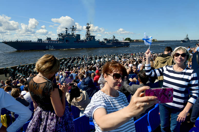 Главный военно-морской парад в честь Дня Военно-морского Флота (ВМФ) России. Проход кораблей в акватории Финского залива во время парада в Кронштадте