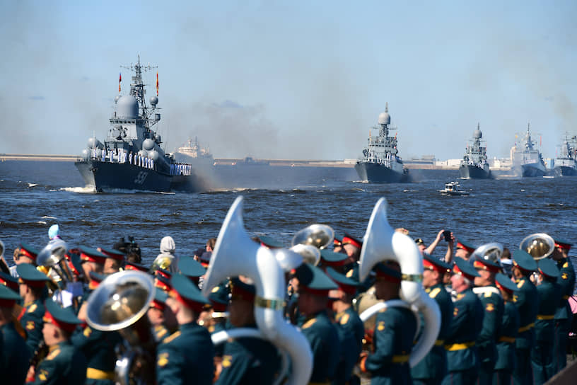 Главный военно-морской парад в честь Дня Военно-морского Флота (ВМФ) России. Проход кораблей в акватории Финского залива возле Кронштадта