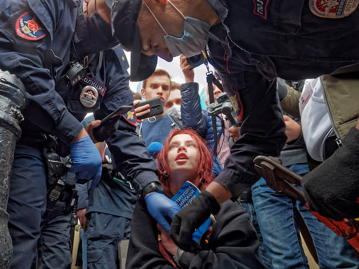 Активистка приковала себя наручниками к ограде в знак протеста против политики Кремля перед началом акции солидарности с протестующими в Хабаровске на Малой Садовой улице