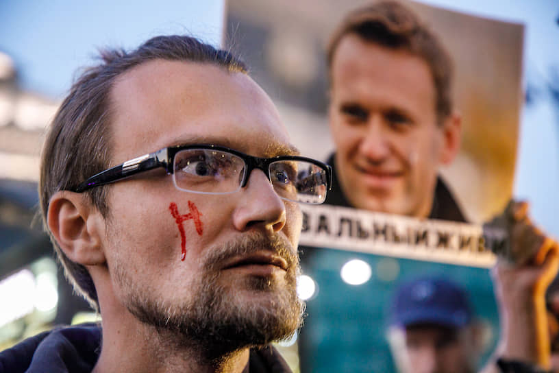 Пикеты в поддержку политика Алексея Навального у Гостиного двора