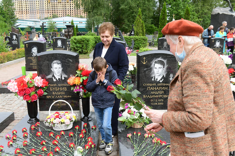 Церемония памяти по погибшим двадцать лет назад морякам атомной подводной лодки &quot;Курск&quot; на Серафимовском кладбище
