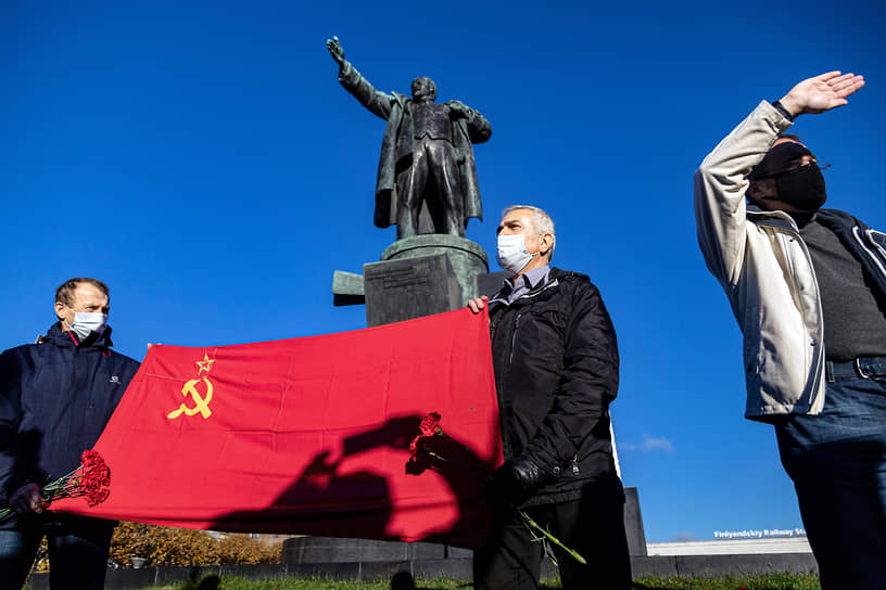 Сторонники идеологии коммунизма 7 ноября на площади Ленина у Финляндского вокзала