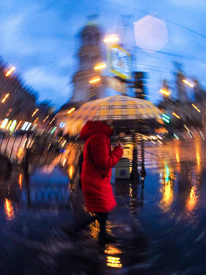 Дождь в городе. Прохожие под зонтами на площади Владимирского Собора
