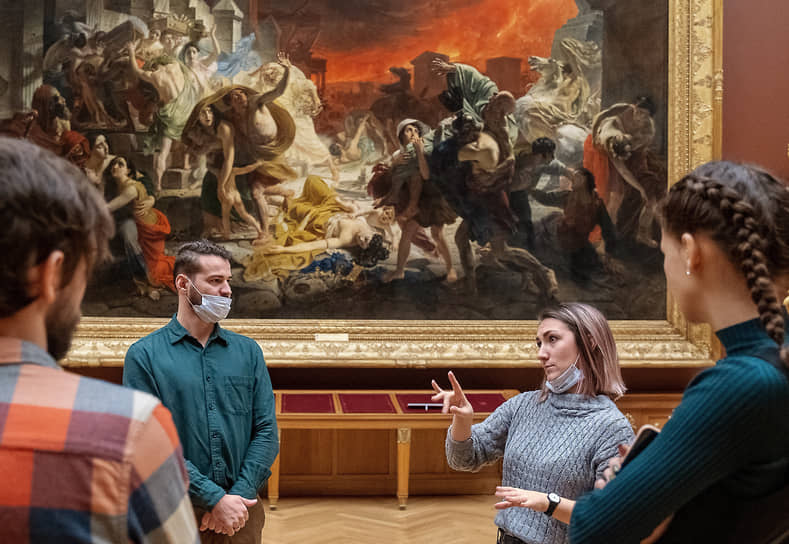 Посетители с нарушениями слуховой сенсорной системы во время посещения Русского музея