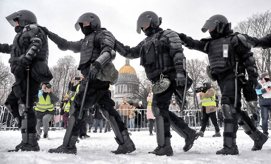 Митинг в поддержку политика Алексея Навального на Сенатской площади. Сотрудники полиции во время оцепления места проведения митинга