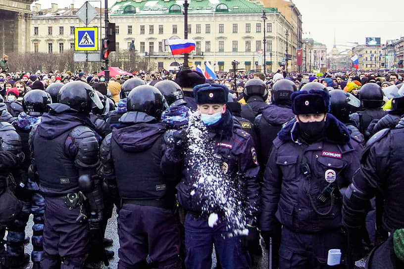 Несогласованные акции в поддержку политика Алексея Навального в центре Петербурга. Сотрудники полиции в отцеплении на Невском проспекте