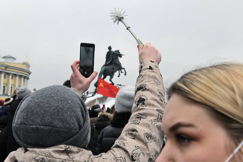 Митинг в поддержку политика Алексея Навального на Сенатской площади. Участники во время митинга