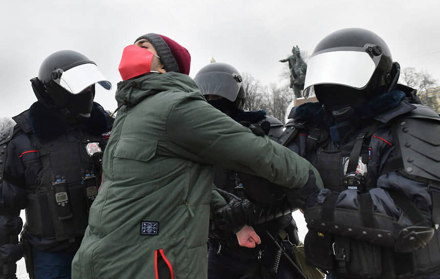Несогласованная акция в поддержку политика Алексея Навального на Сенатской площади. Сотрудники силовых органов во время задержания участника акции