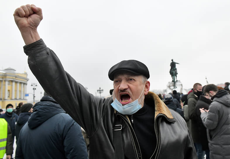 Митинг в поддержку политика Алексея Навального на Сенатской площади. Участник во время митинга