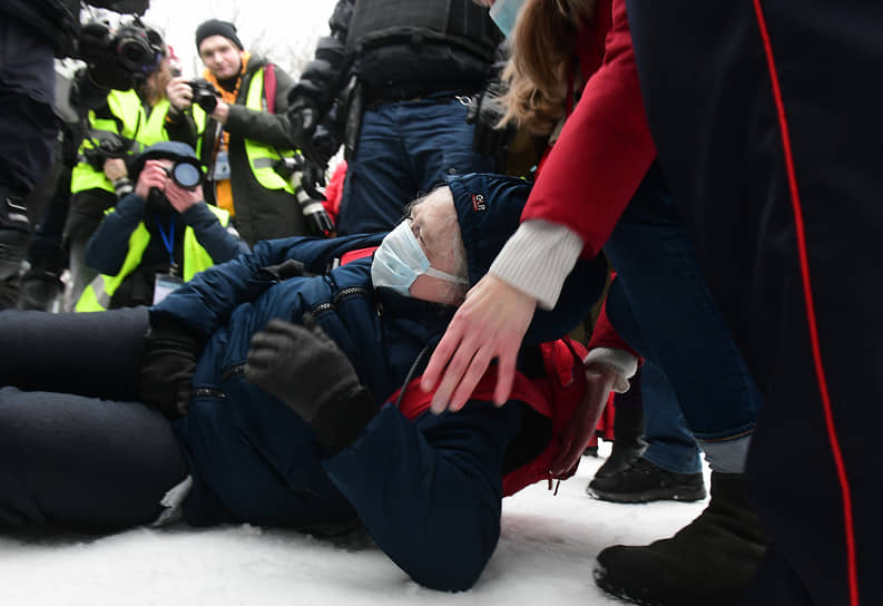 Несогласованная акция в поддержку политика Алексея Навального на Сенатской площади. Пожилая женщина, упавшая на снег, во время попытки ее задержания сотрудниками МВД