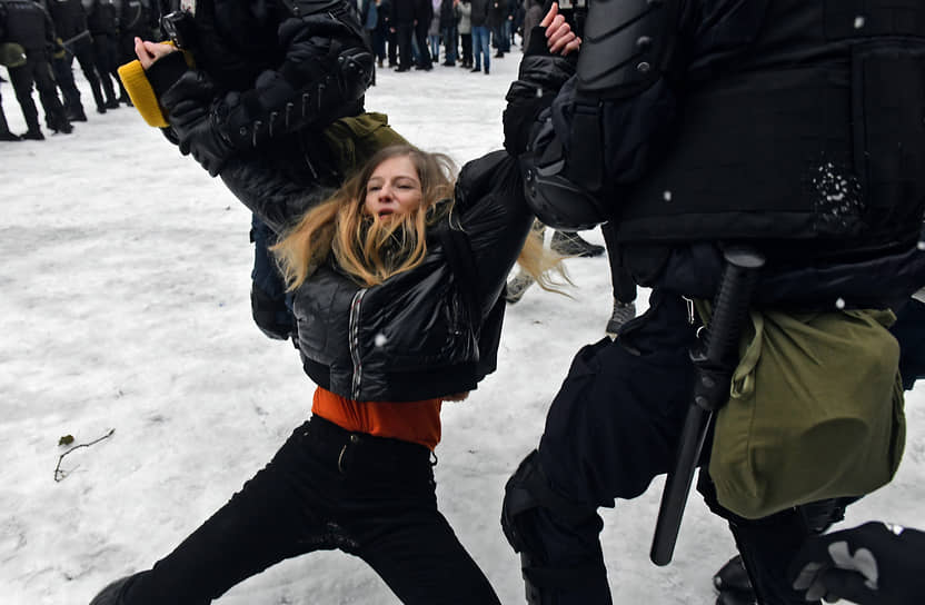 Несогласованная акция в поддержку политика Алексея Навального на Сенатской площади. Сотрудники силовых органов во время задержания протестующей девушки