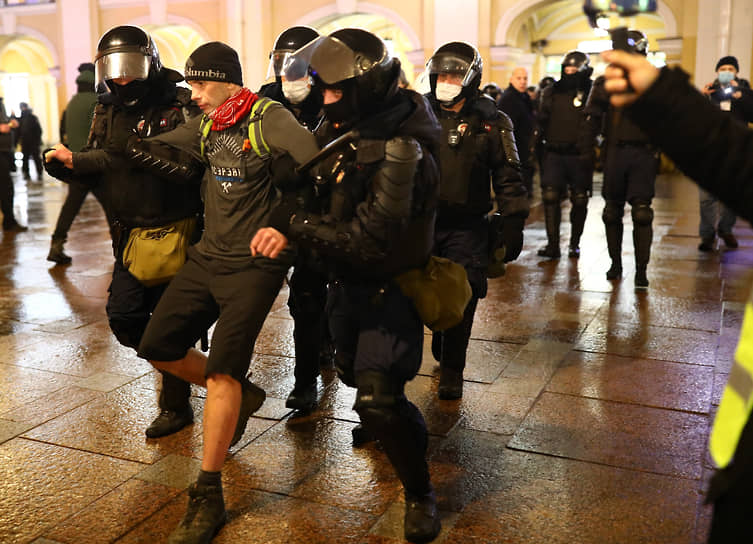 Акции в поддержку политика Алексея Навального в Санкт-Петербурге. Задержания участников акции у Гостиного двора