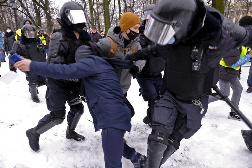 Несогласованная акция в поддержку политика Алексея Навального на Сенатской площади. Сотрудники МВД во время задержания участников акции