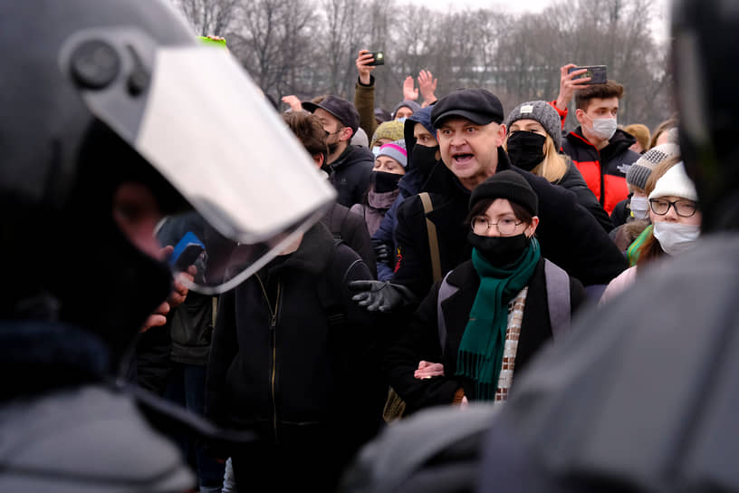 Несогласованная акция в поддержку политика Алексея Навального на Сенатской площади. Участники во время акции