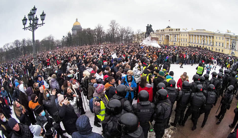 Митинг в поддержку Алексея Навального на Сенатской площади