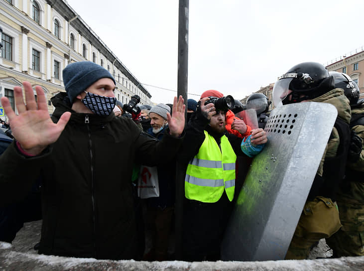 Несогласованная акция в поддержку оппозиционера Алексея Навального на Исаакиевской площади