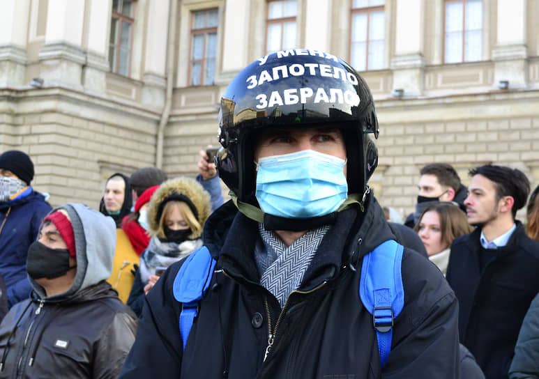 Несогласованная акция в поддержку оппозиционера Алексея Навального на Исаакиевской площади
