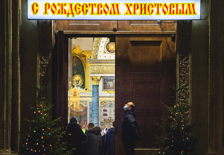 Рождественское богослужение в Казанском кафедральном соборе. Верующие во время богослужения