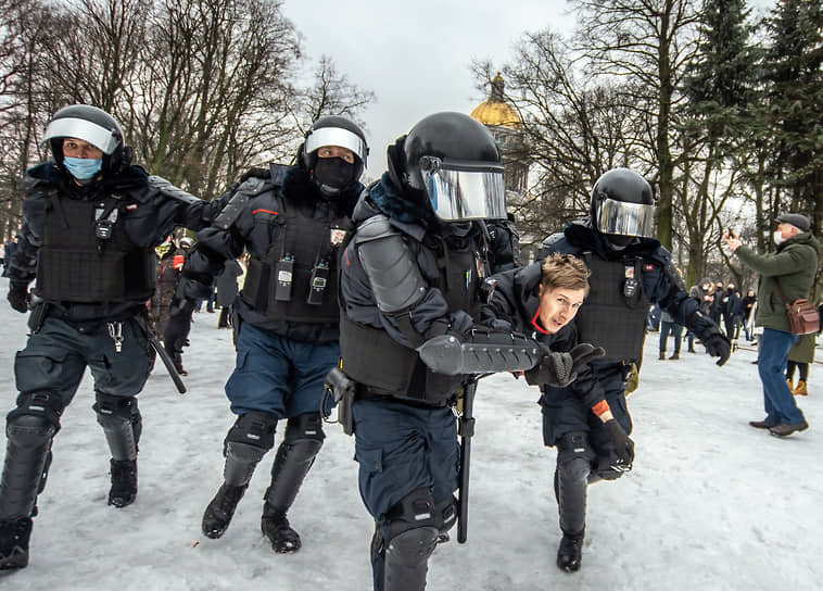 Акция в поддержку задержанного оппозиционера Алексея Навального на Сенатской площади. Сотрудники полиции во время задержания участников акции