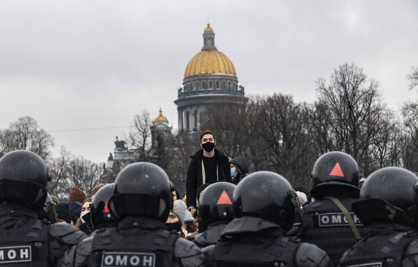Акция в поддержку задержанного оппозиционера Алексея Навального на Сенатской площади