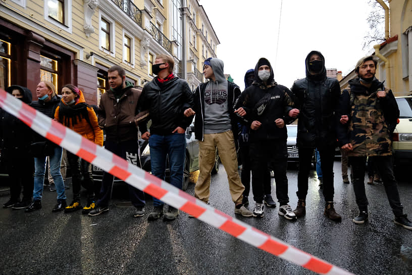 Несогласованная акция в поддержку политика Алексея Навального в центре города