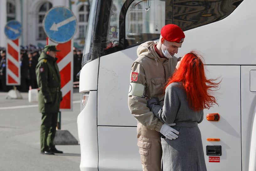 Юнармеец со своей девушкой во время паузы на репетиции парада на Дворцовой площади