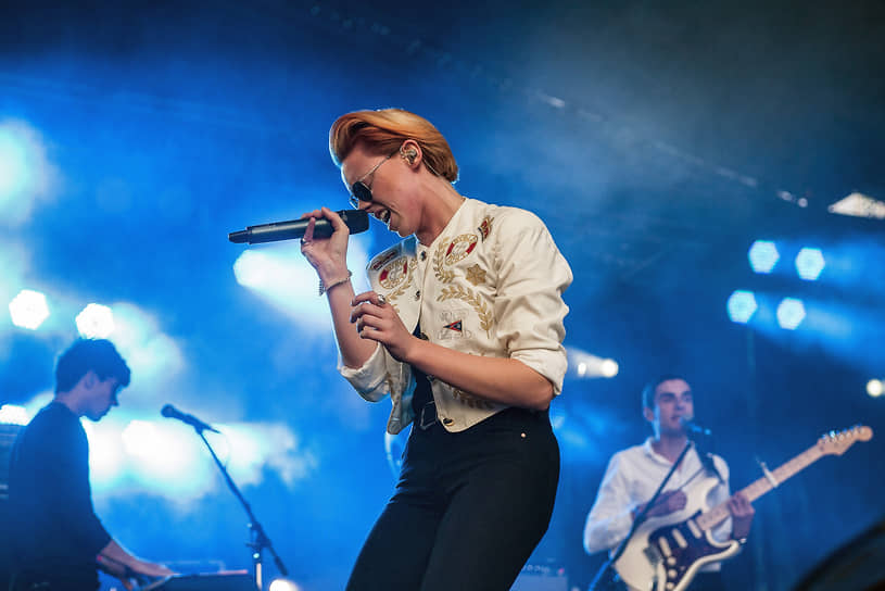 Июль 2013 г. Британская певица, участница дуэта La Roux Элли Джексон 