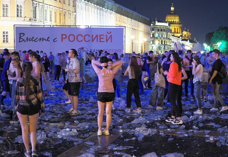 Выпускники во время праздничного концерта на Дворцовой площади